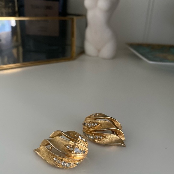 Vintage gold tone and clear crystals clip on earrings - Picture 1 of 6